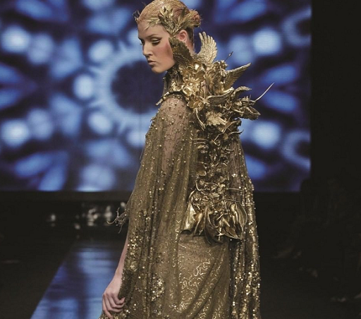 Magnificient gold dress karya Tex Saverio di perhelatan Dewi Fashion Knights 2011. (Foto: Dok. Instagram/@dewimag)