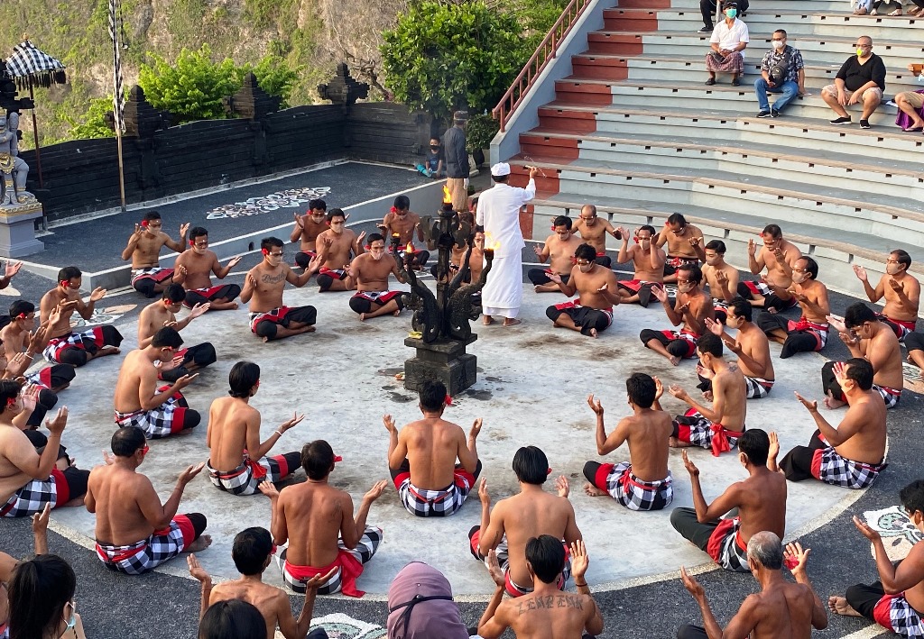 Tari Kecak yang menjadi ciri khas Bali, sempat meniadakan aktivitas karena pandemi covid-19. (Foto: Kumara/Medcom.id)