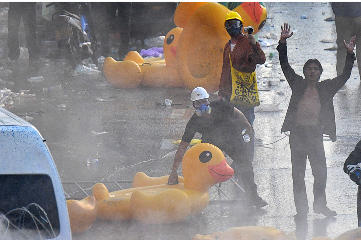 Potret Pendemo Thailand Pakai Tameng Balon Bebek saat Bentrok