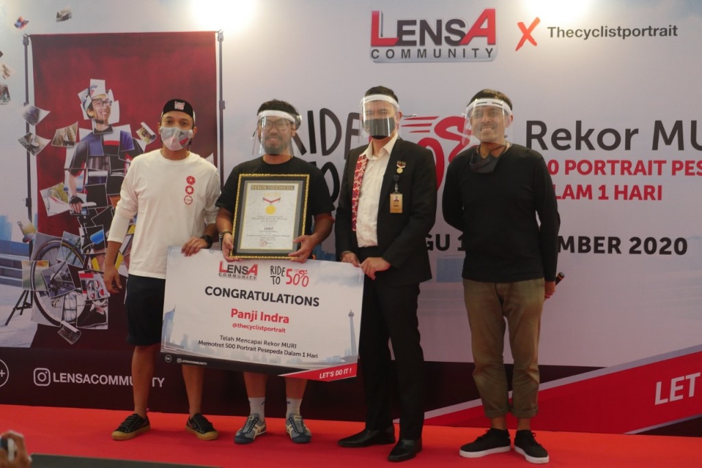 Panji Indra meraih rekor MURI karena berhasil memotret 837 pesepeda dalam waktu sehari. (Foto: Ist)