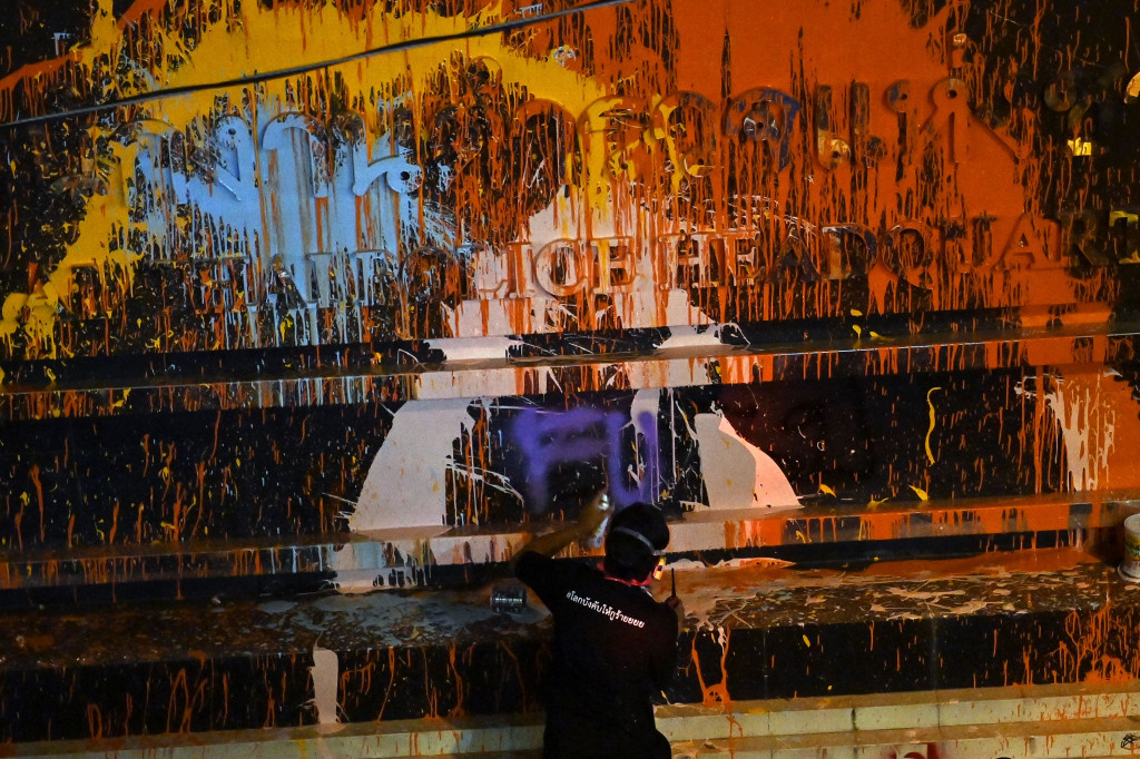 Demonstran Siram Markas Polisi di Bangkok dengan Cat Usai Bentrokan