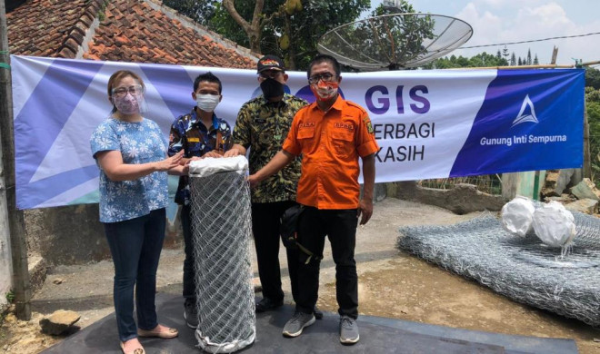 Mendapat bantuan, Jembatan Cibalagung di Cidahu, Sukabumi, segera diperbaiki. Foto: Dok PT GIS