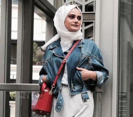 5 Padu Padan Jaket Denim dengan Style Hijab yang Keren