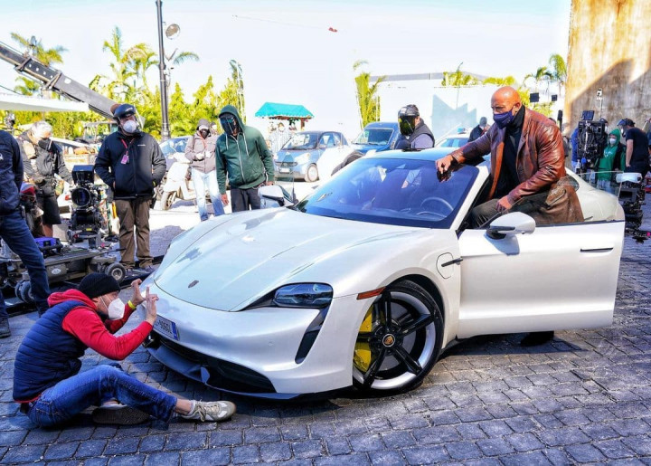Ternyata Sportcar Ini Terlalu Kecil untuk The Rock