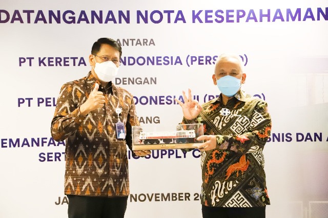 Direktur Utama Pelindo III Saefudin Noer dan Direktur Utama KAI Didiek Hartantyo - - Foto: dok Pelindo