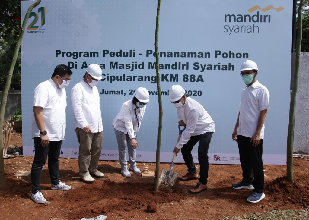 Mandiri Syariah tanam 1.000 pohon di area Masjid Tol Cipularang. FOTO: Mandiri Syariah