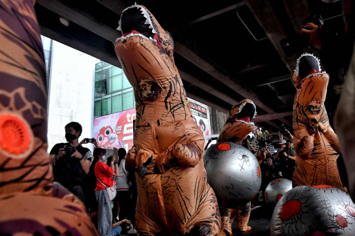Pelajar Thailand Kembali Turun ke Jalan Bersama 'Dinosaurus'