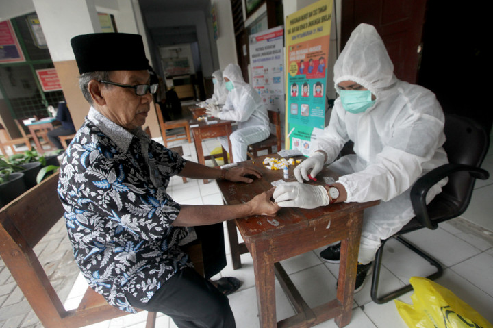 Warga Petamburan Jalani Rapid Test