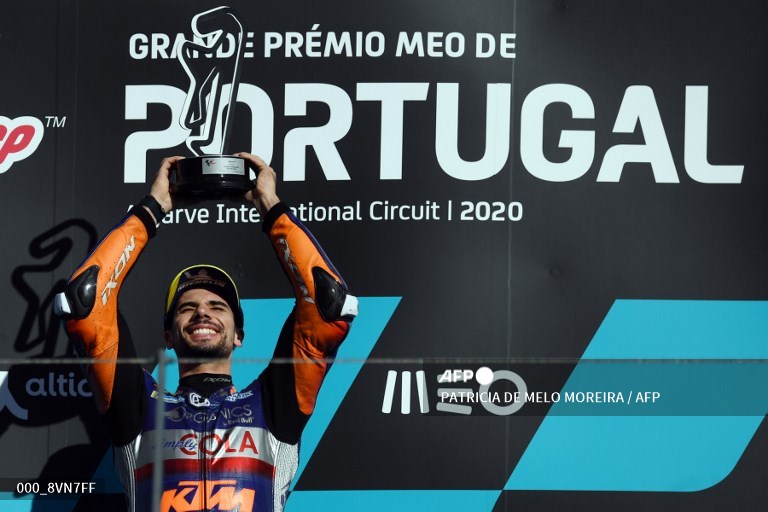 Selebrasi kemenangan Miguel Oliveira. (PATRICIA DE MELO MOREIRA / AFP)