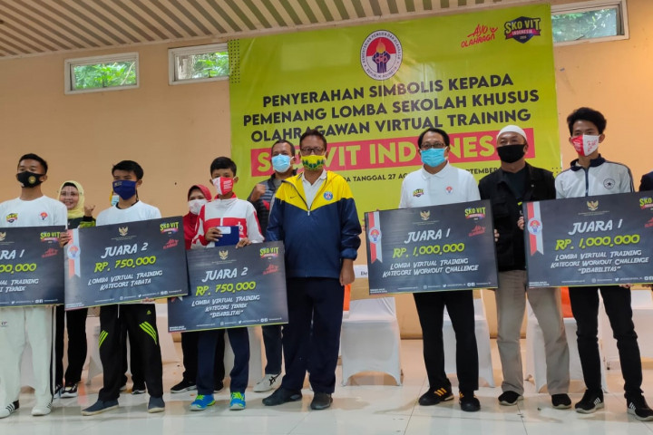 Kemenpora Bagikan Hadiah Pemenang Lomba SKOVIT dan Senam Sundul Langit