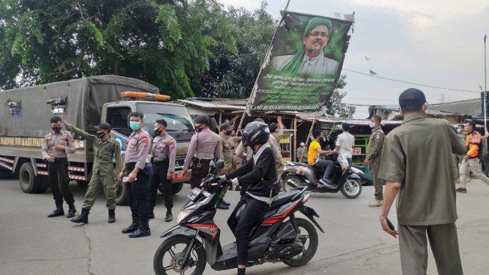 Petugas Turunkan Baliho Rizieq Shihab di Tangerang