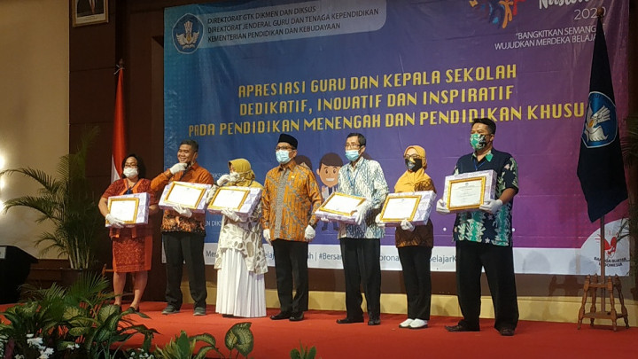 70 Guru Paling Dedikatif, Inovatif, dan Inspiratif Diganjar Penghargaan