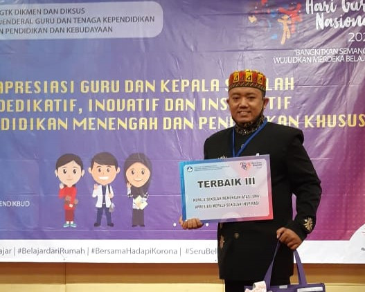 Dinilai Inspiratif, Kepala Sekolah Sukma Bangsa Pidie Raih Penghargaan
