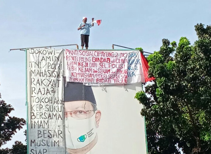 Pria Paruh Baya Nekat Panjat Baliho depan Mabes Polri
