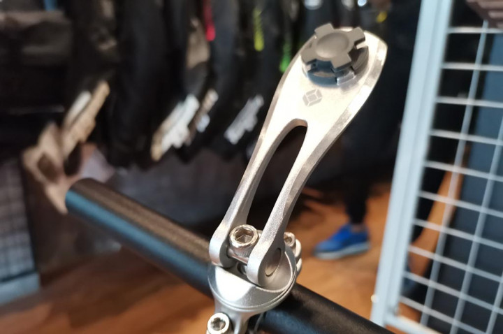 Memaksimalkan Perjalanan Sepeda Motor dengan Holder Hp