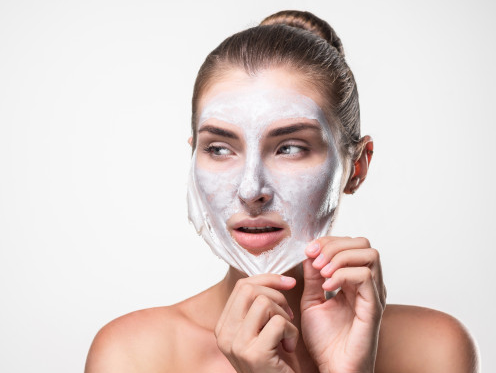 Masker peel off sangat cocok untuk mengurangi pigmentasi dan mengecilkan pori-pori. (Foto: Ilustrasi. Dok. Freepik.com)