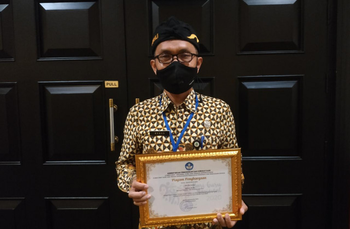 Dedikasi Kepala Sekolah Tebarkan Terang untuk PJJ Siswa Tunanetra