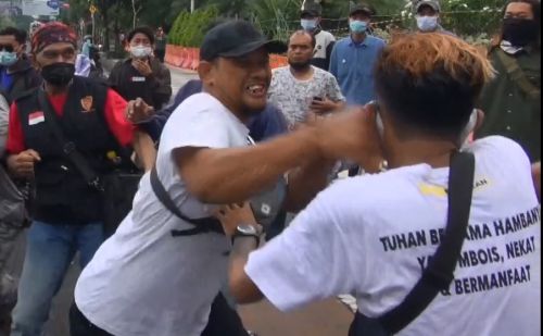 Aksi Tolak Kunjungan Rizieq Shihab di Surabaya Ricuh
