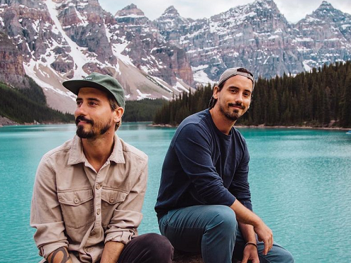 Bernuansa Earth Tone, Ini Gaya Fashion Duo Clint & Bob Moffatts yang Bisa Kamu Tiru