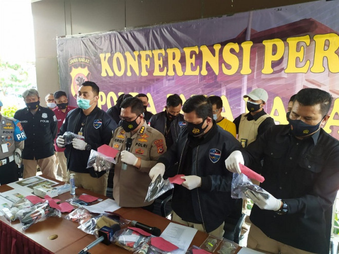 Ditreskrimsus Polda Jawa Barat tangkap pelaku penjual senjata api ilegal. Medcom.id/P Aditya