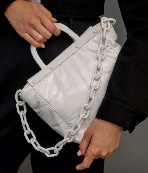 Patent Tote Bag yang bisa bikin tampilan kamu tegas namun tetap dengan style ringan. (Foto: Istimewa)
