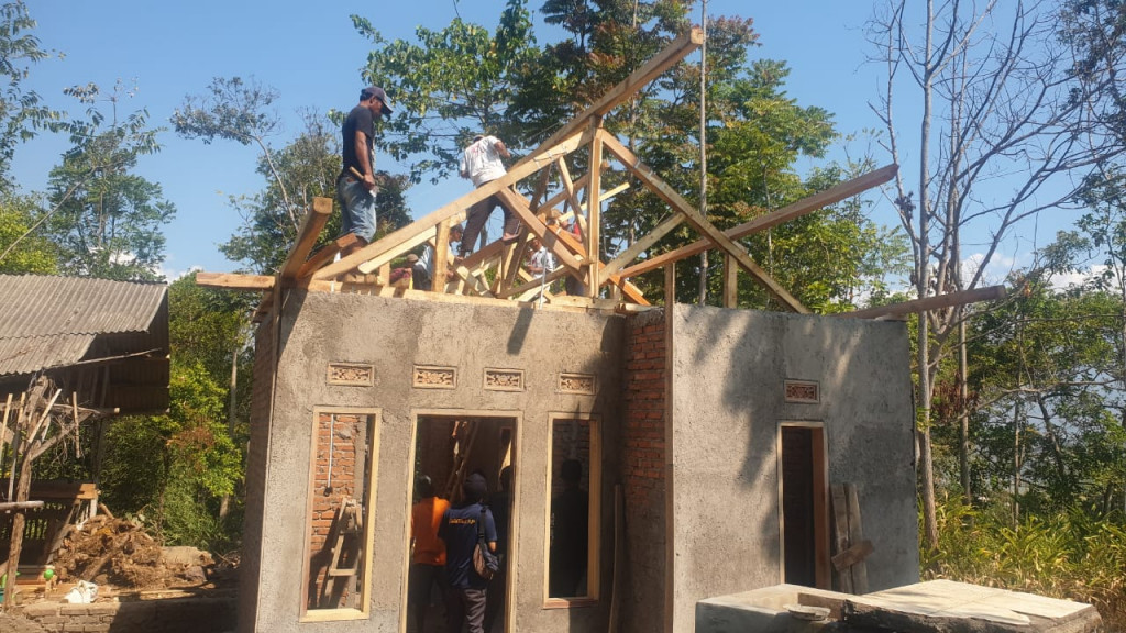 Perbaikan kualitas rumah melalui program BSPS atau bedah rumah . Foto: Kementerian PUPR