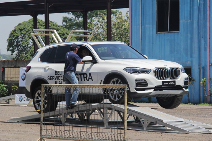 BMW Astra Menantang Kemampuan Mengemudi Para Konsumennya