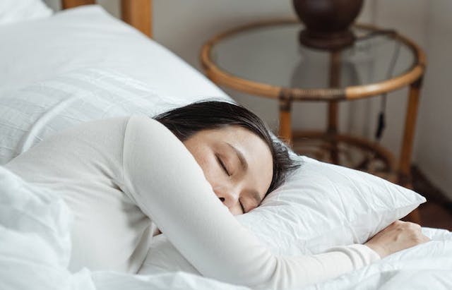 Triptofan dapat membantu kamu tidur. Akan tetapi, kamu perlu tahu bahwa rasa kantuk yang kamu rasakan setelah makan malam yang besar dan berat bukan karena triptofan. (Ilustrasi/Pexels)