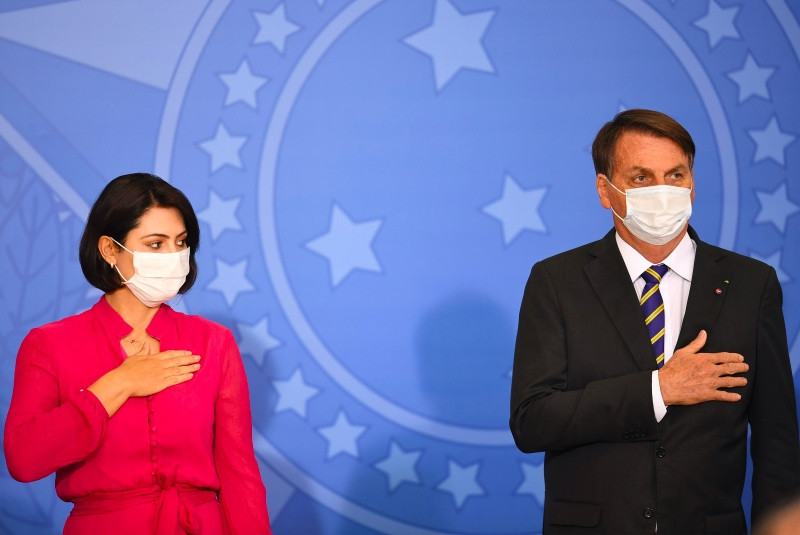 Presiden Brasil Jair Bolsonaro (kanan) tidak ingin divaksin covid-19. Foto: AFP