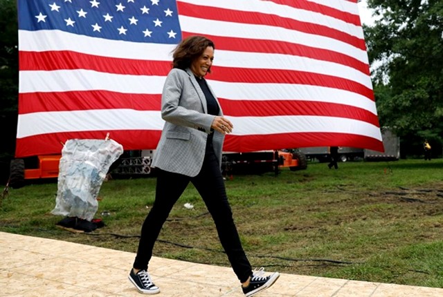 Kamala Harris suka memakai sepatu converse. Ini katanya lebih jauh. (Foto: Dok. Buro 24/7/Scmp.com)