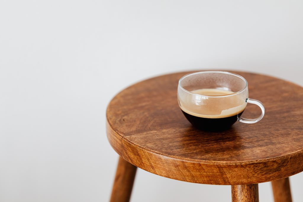 Saat kamu menikmati kopi atau teh, noda hitam di bagian bawah gelas akan muncul. (Foto: Pexels)