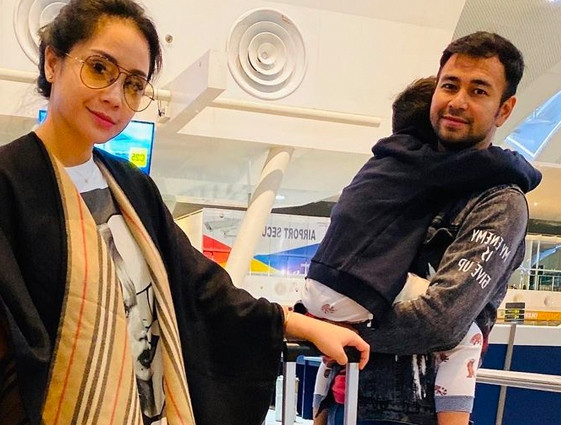 Raffi Ahmad, Nagita Slavina, dan Rafathar (Foto: Tiket.com)