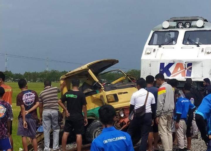 Kereta Api Tabrak Truk Padi di Jombang, 2 Orang Tewas