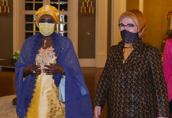 Ibu Negara Turki, Emine Erdogan Gunakan Masker Batik dari Indonesia