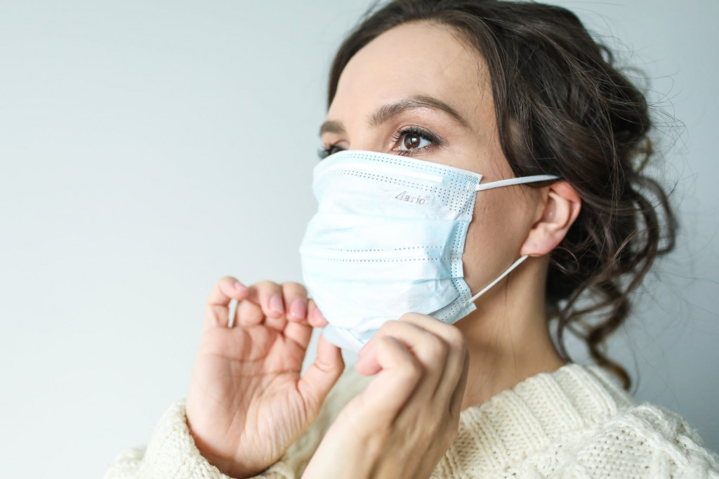 Masker mengurangi coronavirus di kedua tetesan dan aerosol, dan tidak mengurangi rhinovirus. (Ilustrasi/Pexels)