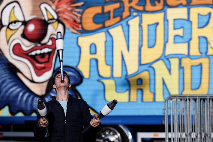 Menyedihkan! Grup Sirkus Terjebak di Tempat Parkir akibat Pandemi