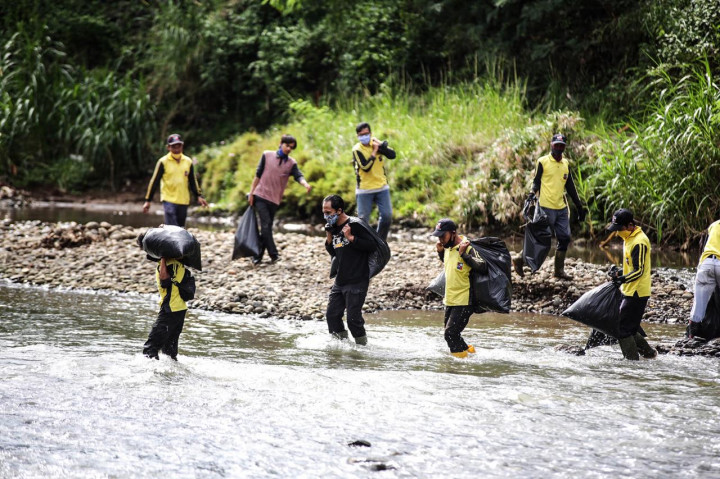 Dua Ton Sampah Diangkat dari Sungai Ciliwung di Bogor