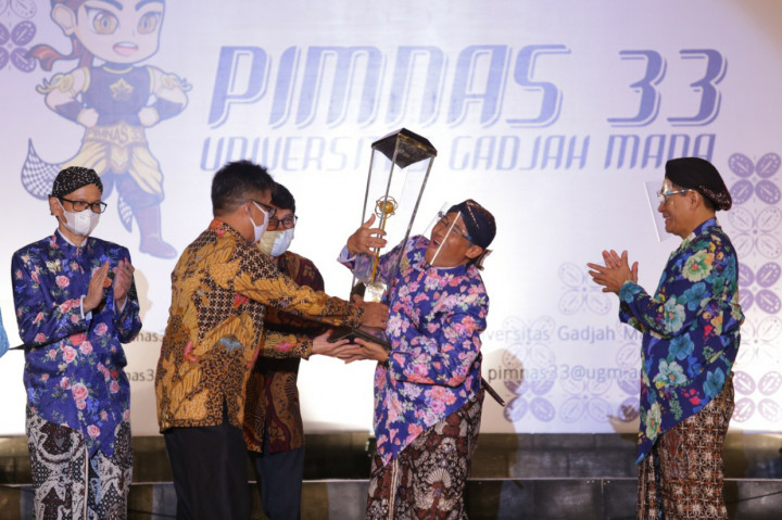 Juara Umum Pimnas ke-33, UGM Terima Piala Bergilir Adhikarta Kertawidya