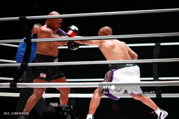 Pertarungan Mike Tyson vs Roy Jones Jr Berakhir Imbang