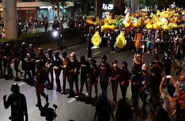 Demonstran Thailand Serukan Reformasi di Luar Markas Militer