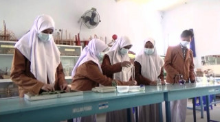 Ciptakan Balsem dari Daun Sembukan, Pelajar SMAN 1 Borong Medali