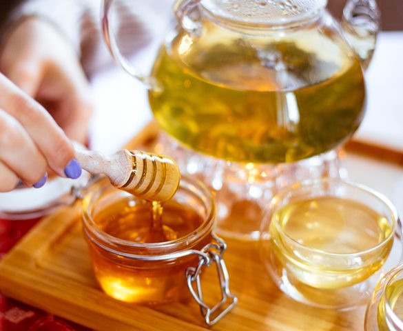 Campur madu ke dalam teh hangat dan nikmati untuk meredakan flu kamu. (Foto: Pexels.com)