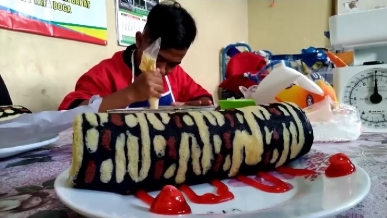 Iksan, anak tunarungu, berkreasi menggunakan motif batik dan mengaplikasikannya dengan rapi di bolu gulung (Foto:Dok.MetroTV)