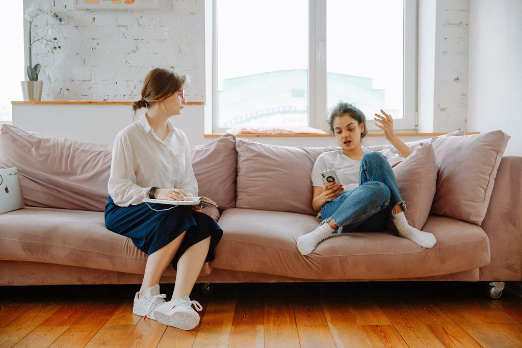 Orang tua perlu ajak anak untuk berdiskusi dua arah. (Foto: Pexels)