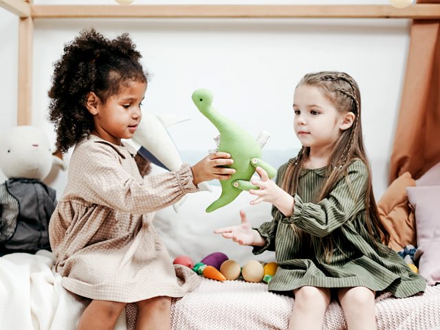 Begini melatih si kecil agar mau berbagi. (Foto: Pexels.com)