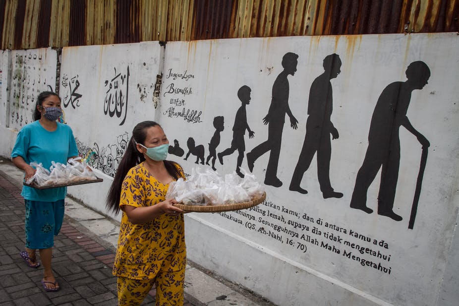 Relawan Satuan Tugas Jaga Tangga RW mengantar makanan untuk 106 warga yang menjalani karantina di Bumi Laweyan, Solo, Jawa Tengah, 27 Oktober 2020. ANTARA FOTO/Mohammad Ayudha/hp
