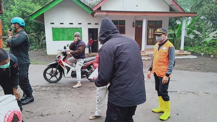 Semeru Luncurkan Awan Panas, 550 Warga Mengungsi
