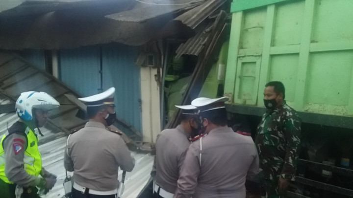 Truk Tabrak 4 Kendaraan dan Toko di Sumedang, 1 Tewas