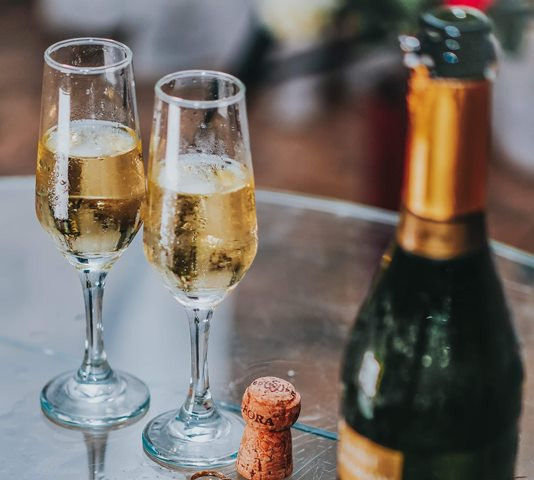 Apakah minuman beralkohol bisa membuat kamu terhindari dari covid-19? Berikut kata WHO. (Foto: Pexels.com)