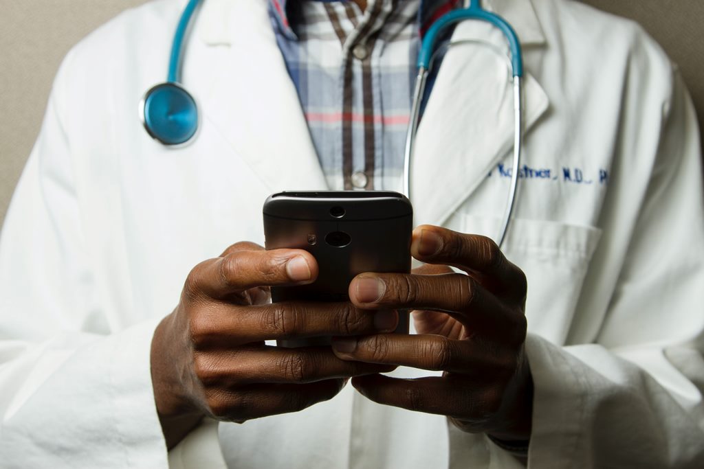 Konsultasi medis melalui telemedisin harus ditingkatkan, sehingga kontak antara dokter dan pasien dapat dibatasi demi memutus penyebaran covid-19. (Foto: Unsplash).